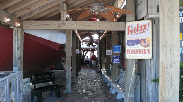 Flounders, Pensacola Beach - The entry. That's the same boat on the left that you see from the outside